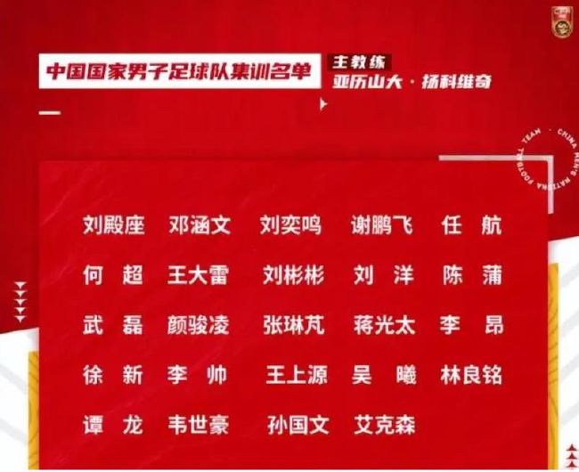 女生蹭桌角