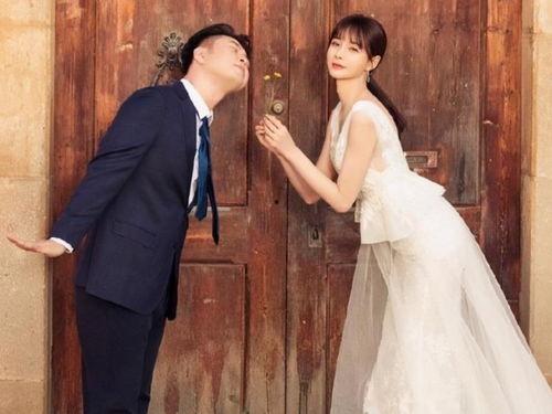 娱乐吃瓜酱结婚,与男友当众贴身亲热不避嫌